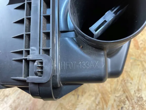 Mazda Luftfilterhus OEM HF2J133AY Begagnad image 10