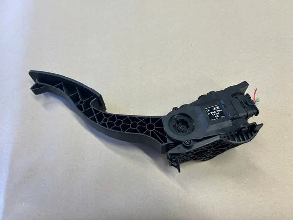 INFINITI Q30 MERCEDES GLA Kaasupoljin A2463001404 image 2