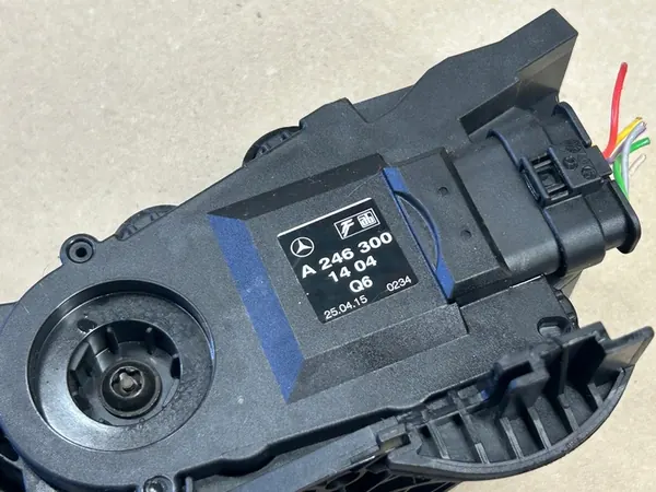 INFINITI Q30 MERCEDES GLA Kaasupoljin A2463001404 image 3