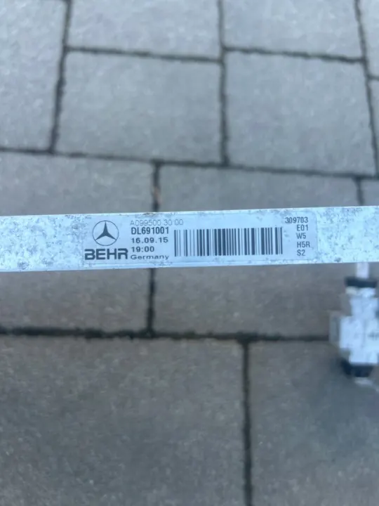 Begagnad Mercedes-oljekylare OEM A0995003000 image 3