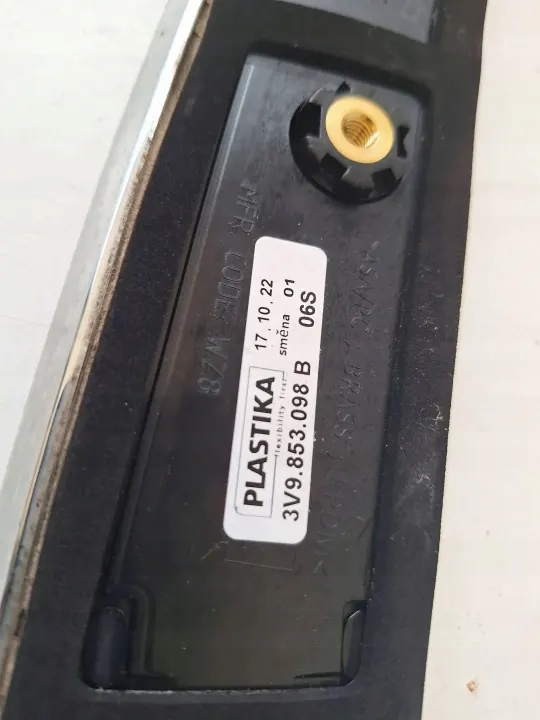 Skoda Superb 3V9 Bagagelucklist OEM 3V9853098B image 3