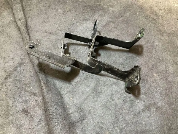 Piezas del vano motor Volvo OEM 22W50 image 3