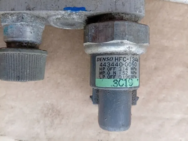 TOYOTA RAV4 II 00-05 A/C Laajennusventtiili 88645-60030 image 3