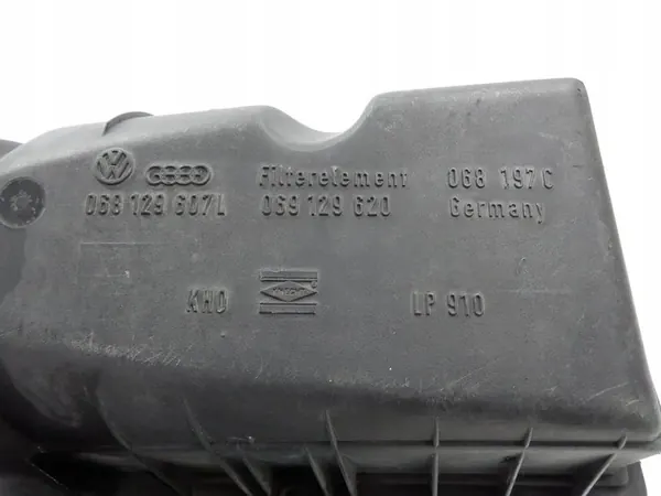 Audi 80 B2 1.6 D Ilmansuodattimen Kotelo image 7