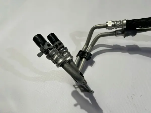Ligne de refroidissement d'huile Ford Mustang VI 5.0 GT OEM 6435787 image 6