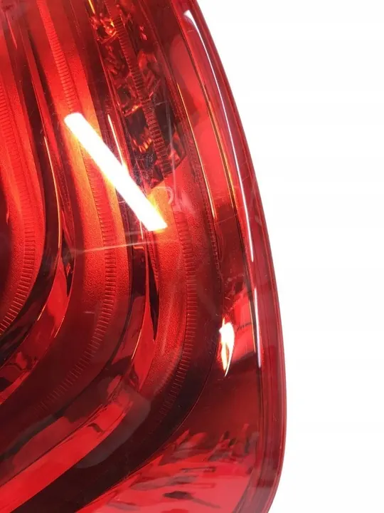 Luz trasera izquierda Skoda Superb 2013-2015 OE image 3