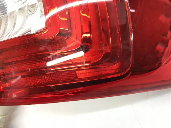 Luz trasera izquierda Skoda Superb 2013-2015 OE image 5