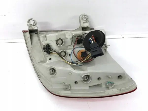 Luz trasera izquierda Skoda Superb 2013-2015 OE image 9