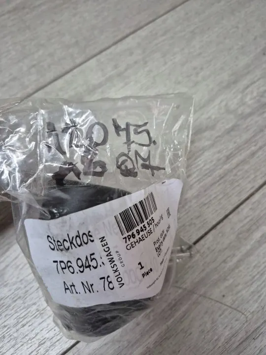 Audi A8 Q7 Anhängerkupplung Steckdosenabdeckung OEM 7P6945505 image 3
