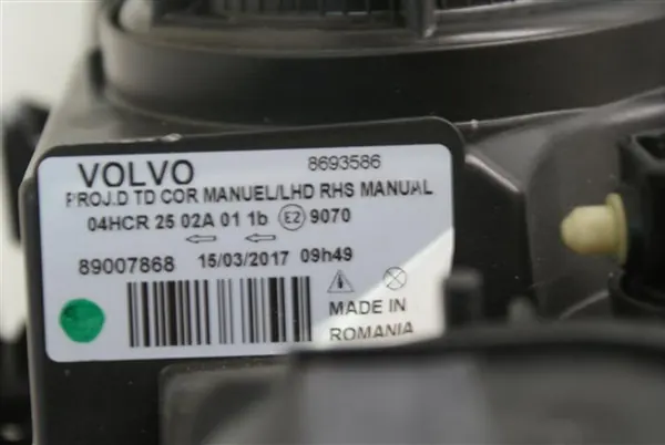 VOLVO V70 Faro Delantero Derecho OEM 8693586 image 5