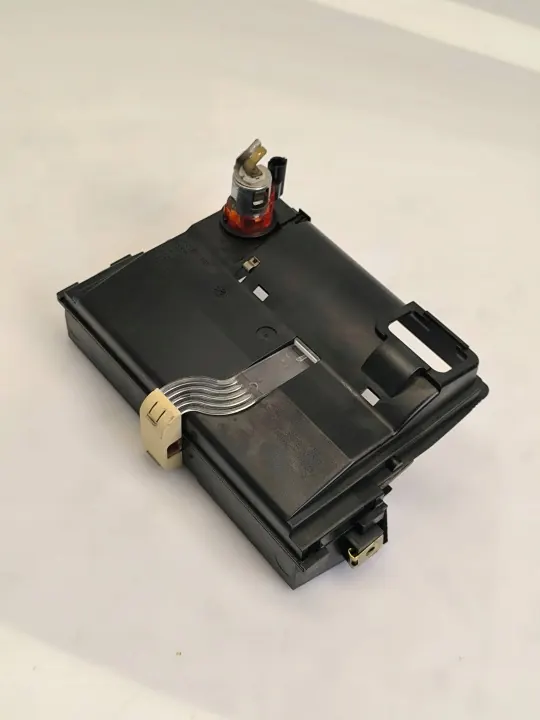 Audi A8 S8 D2 instrumentbräda-askfat OEM 4D0857951 image 3
