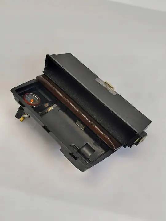 Audi A8 S8 D2 instrumentbräda-askfat OEM 4D0857951 image 6