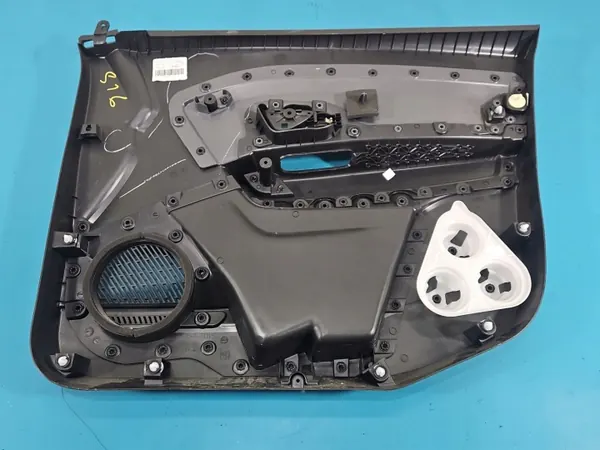 Panel de puerta delantera izquierda OEM 809015319R Renault Express image 3