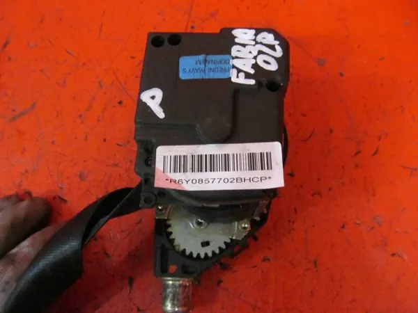 Cinturón de seguridad delantero derecho Skoda Fabia I OEM 6Y0857702B image 5