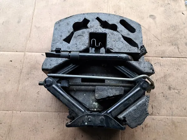 Insert de roue de secours Ford Mondeo MK4 OEM 7S71-17009-BB image 2