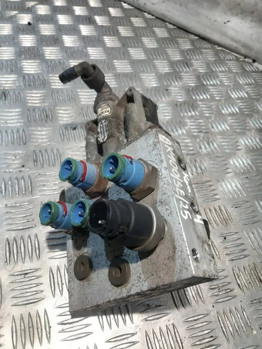 Válvula de Control Remolque OEM 5010422971 Renault image 2