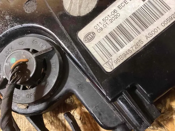 Porsche OE 95b945726s Achterlichtkap Rechts image 6