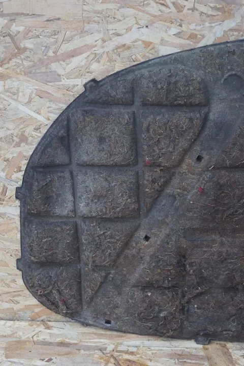 VW Jetta V Motorhaubenisolierung 1K0863831C image 10