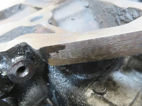 VW Caddy III 1.9 TDI Moottori BLS 038130079TX image 6