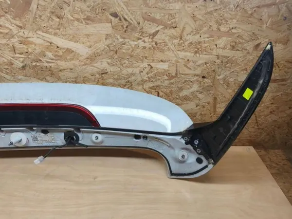 Spoiler de maletero KIA OEM 87210J7300WD - Usado image 3
