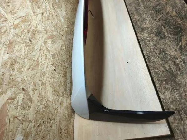 Spoiler de maletero KIA OEM 87210J7300WD - Usado image 6
