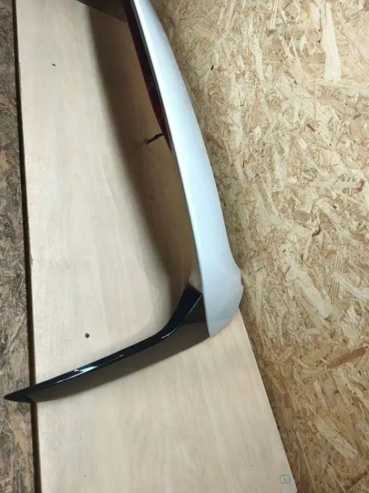 Spoiler de maletero KIA OEM 87210J7300WD - Usado image 8