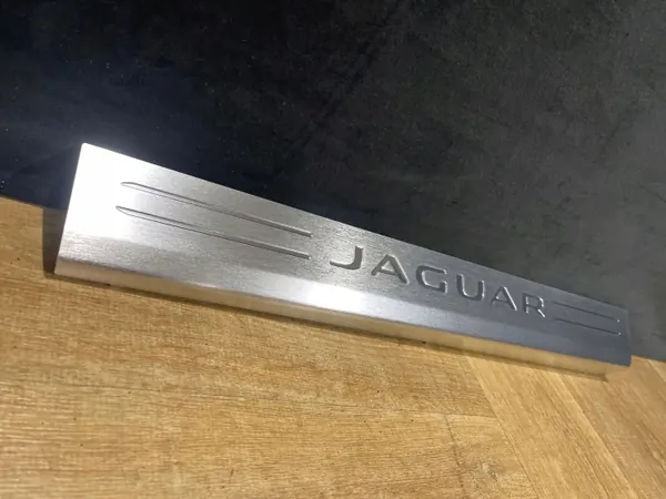EX5323756AE Rechter voor binnen dorpelstrip, Jaguar F-Type image 2