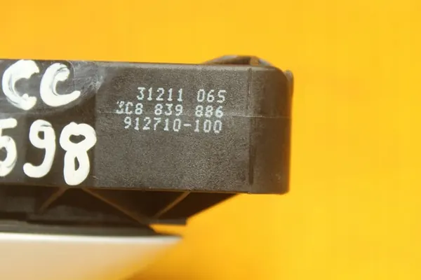 Takaluukun oikea ovenkahva VW Passat CC image 10