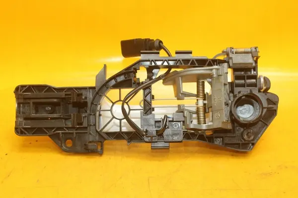 Takaluukun oikea ovenkahva VW Passat CC image 9