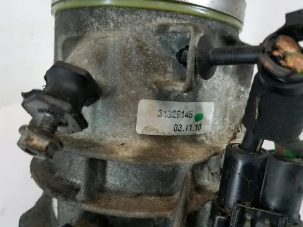 Bomba de dirección Volvo OEM 31329145 - Usada image 3