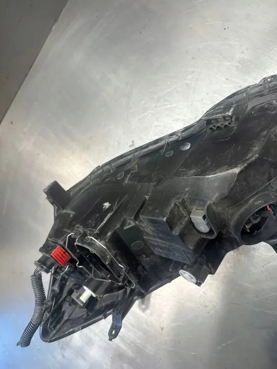 Toyota Corolla E140 E150 2011 Faro delantero derecho OEM image 6