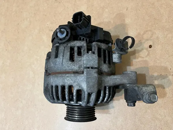 TOYOTA YARIS 2 1.3 VVTI Vaihtovirtageneraattori 27060-0J061 image 3