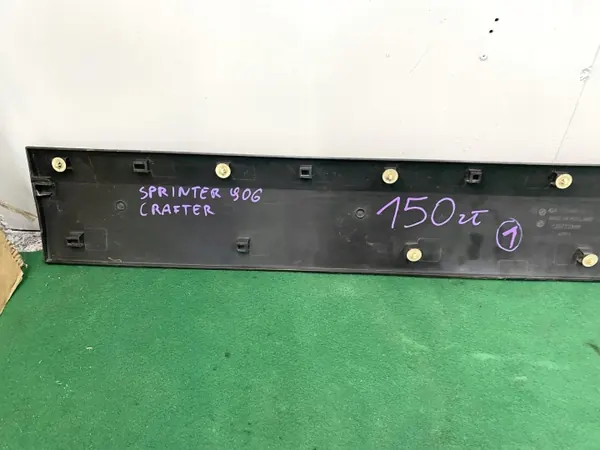 OEM A9066800600 Tira Lateral Izquierda Negra Sprinter 906 image 3