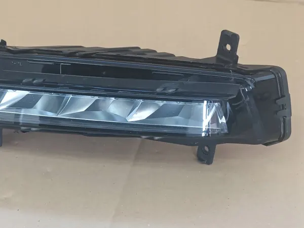 Farol Halogéneo Esquerdo Dianteiro OEM 3V0941699B image 3