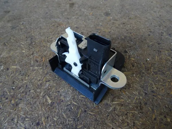 VW SCIROCCO III 08-14 Baklucka Lås 1K8827505C image 3