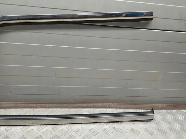 Chrysler Pacifica 68227297AB Moulure vitre arrière gauche image 3