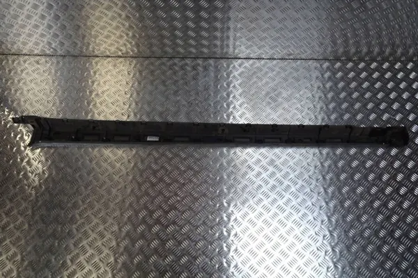 VW Taigo R-Line Oikea kynnyssuoja OEM 2G7853856C image 4
