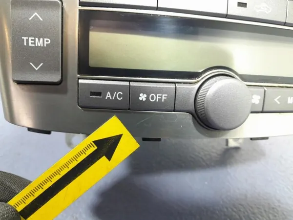 Toyota Avensis II T25 radion tuuletuslevy OEM 86120-05080 image 3