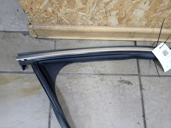 Joint de vitre arrière côté droit OEM JUT82039 Volvo V40 image 3