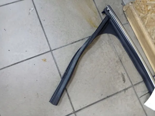 Joint de vitre arrière côté droit OEM JUT82039 Volvo V40 image 4