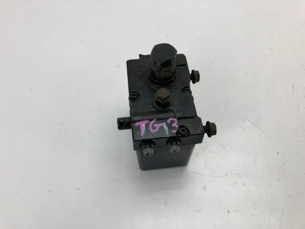 Bomba elevación cabina MAN TG3 Euro 6 OEM 81417236139 image 3