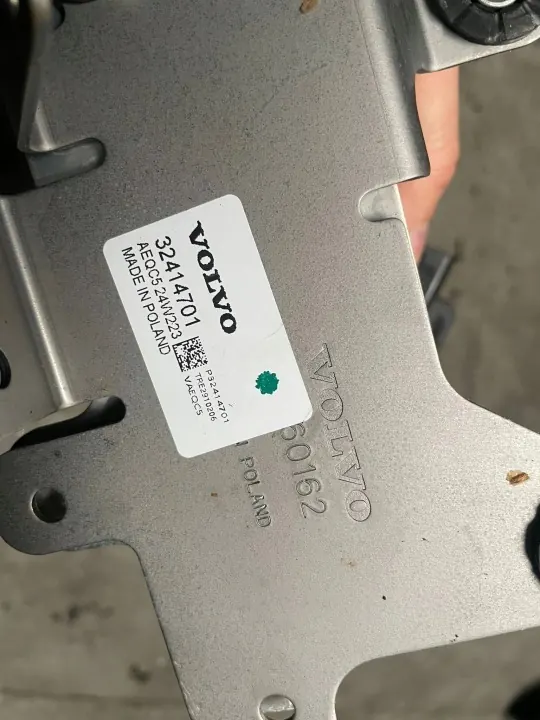 Volvo EX40 Jäähdytin OEM 32414701 - Käytetty image 3