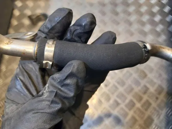 Conduto de óleo turbo Porsche OEM 970367157 - Usado image 3