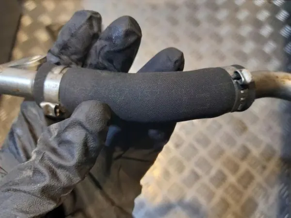 Conduto de óleo turbo Porsche OEM 970367157 - Usado image 4