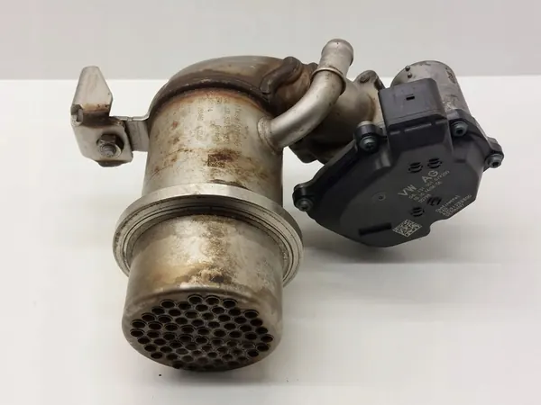 Volkswagen PASSAT B8 2017 EGR Pakokaasujäähdytin 04L131512E image 3
