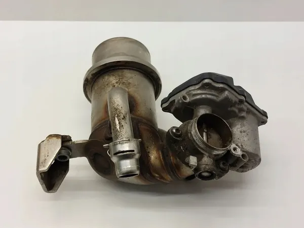 Volkswagen PASSAT B8 2017 EGR Pakokaasujäähdytin 04L131512E image 4