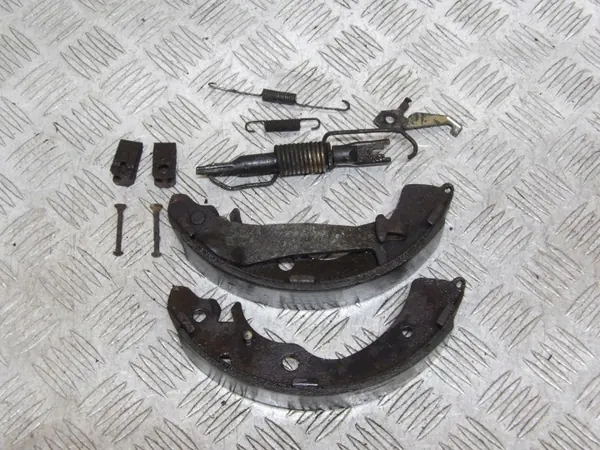 Suzuki Jimny 1.3 Remschoenen OEM - Links & Rechts image 6