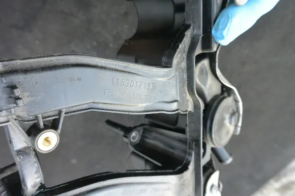 Öljykorkki OEM 118301718R Renault Trafic III Master IV image 8