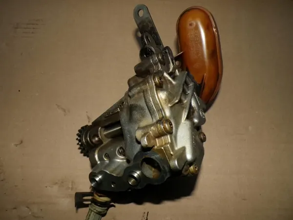 Pompe à huile d'occasion OEM 2821800600 Mercedes W177 image 2
