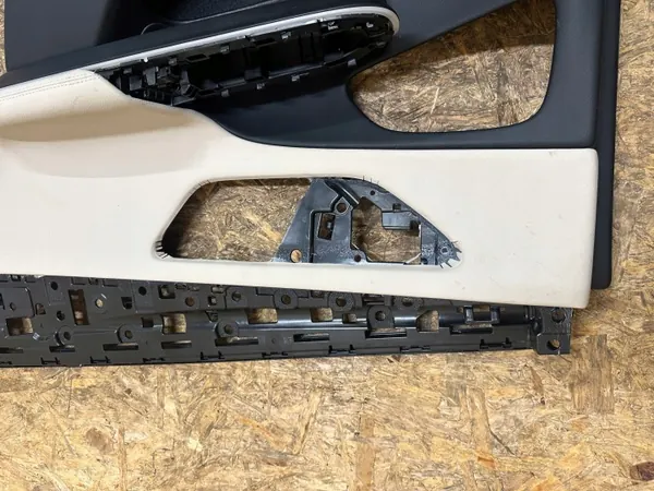 Tapicería lateral puerta trasera derecha OEM A214 - Mercedes Clase E image 9